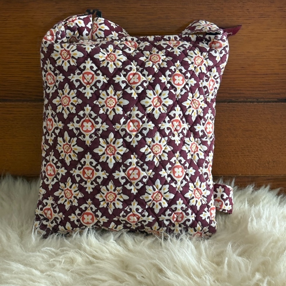 Vera Bradley ‘Hipster’ Medallion Burgundy and Cream Crossbody Bag - Picture 3 of 5